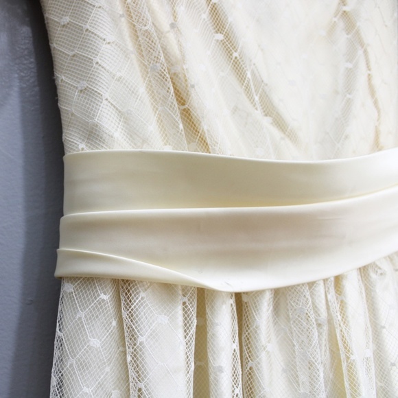 Elegant Cream Lace Dress - Picture 6 of 15